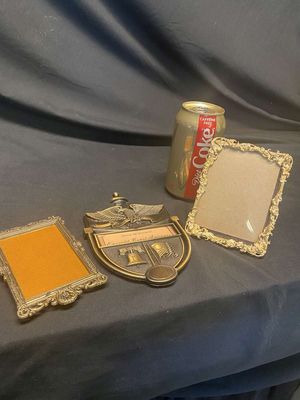 (2) Glass Picture Frames & Brass Eagle Door Knocker
Keywords: Antiques;Collectables;Door Knocker;Picture Frame;eldred;allcpgphotos