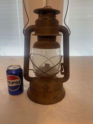 Feuerhand #260 Kerosene Lantern Superior Quality Star Brand Glass Hurricane Lantern F. Racek & Co. Bombay Calcutta
Keywords: Antique;Collectable;eldred;allcpgphotos