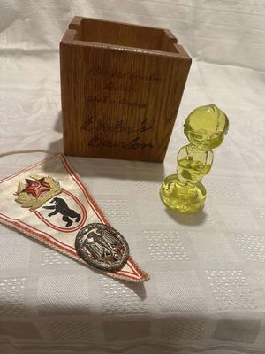 Booker's Bourbon Coasters w/Wooden Advertising Holder., KNV Vogel Summit Art Glass Kewpie & Hauptstadt Berlin der DDR Ribbon & Badges
Keywords: Booker's Bourbon;Coasters;Advertisement;Vogel Glass;Kewpie;Berlin Ribbon;Badges;eldred;allcpgphotos