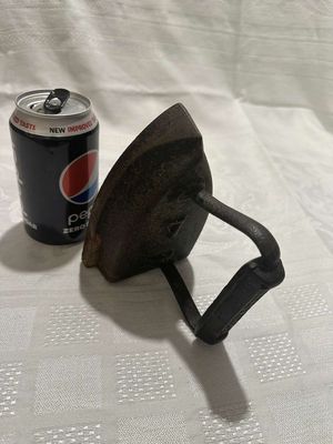 Antique Sad Iron Black #7
Keywords: Antique;Sad Iron;#7;eldred;allcpgphotos